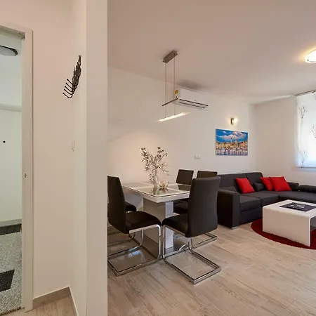 Apartman Jakov 아파트 *